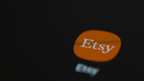 Primer-Plano-De-Un-Dedo-Tocando-La-Aplicación-Etsy-En-La-Pantalla-De-Un-Teléfono-Inteligente