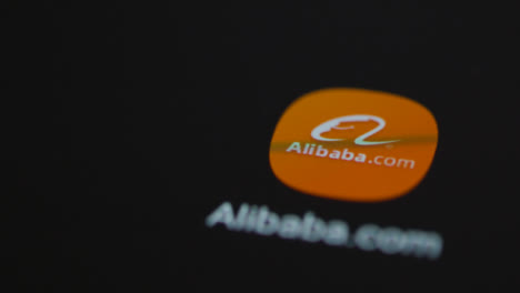 Nahaufnahme-Eines-Fingers,-Der-Auf-Die-Alibaba-Shopping-App-Auf-Einem-Smartphone-Bildschirm-Tippt