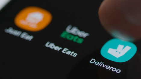 Nahaufnahme-Eines-Fingers,-Der-Auf-Die-Deliveroo-App-Auf-Dem-Smartphone-Tippt