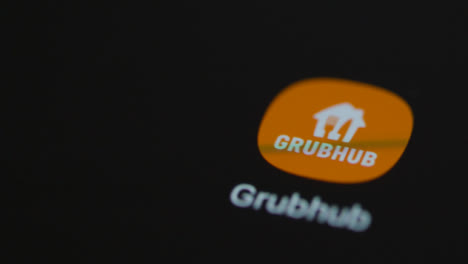 Nahaufnahme-Eines-Fingers,-Der-Auf-Die-Grubhub-App-Auf-Dem-Smartphone-Bildschirm-Tippt