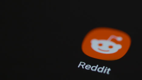 Nahaufnahme-Eines-Fingers,-Der-Auf-Die-Reddit-App-Auf-Dem-Smartphone-Bildschirm-Tippt