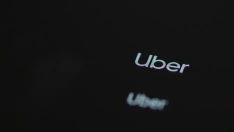 Nahaufnahme-Eines-Fingers,-Der-Auf-Die-Uber-App-Auf-Einem-Smartphone-Bildschirm-Tippt