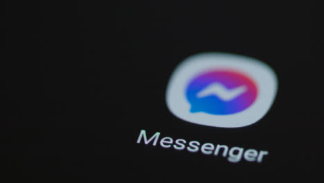 Nahaufnahme-Eines-Fingers,-Der-Auf-Die-Messenger-App-Auf-Dem-Smartphone-Bildschirm-Tippt