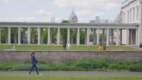 Wide-Tracking-Shot-of-Queens-House-Walkway-with-London-Skyline-Behind