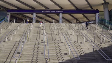Kamerafahrt-über-Die-Stufen-Der-Wembley-Park-Station-02