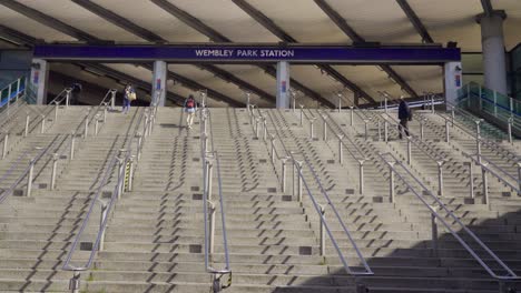 Toma-De-Seguimiento-De-Los-Pasos-De-La-Estación-De-Wembley-Park-02