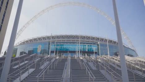 Kamerafahrt-Im-Anflug-Auf-Das-Wembley-Stadion-01