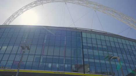 Tiro-De-ángulo-Bajo-Mirando-Hacia-El-Estadio-De-Wembley-02