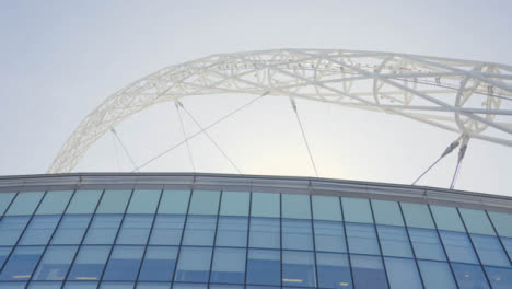 Tiro-De-ángulo-Bajo-Mirando-Hacia-El-Estadio-De-Wembley-06