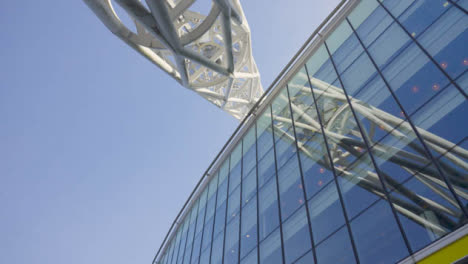 Low-Angle-Shot-Mit-Blick-Auf-Das-Wembley-Stadion-09