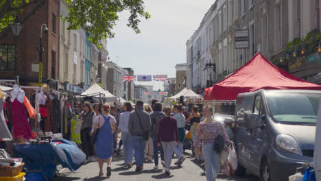 Mittlere-Aufnahme-Von-Menschen-Auf-Dem-Geschäftigen-Londoner-Markt