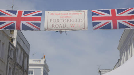 Kamerafahrt-Von-Portobello-Flag-Sign-Und-Union-Jacks