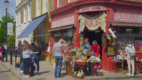 Tiro-De-Seguimiento-Acercándose-A-La-Tienda-De-Antigüedades-En-London-Street