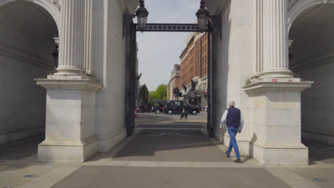 Wide-Shot-of-Traffic-Through-the-Marble-Arch