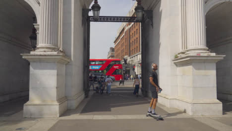 Tracking-Shot-of-Traffic-Through-the-Marble-Arch