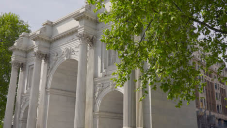 Tracking-Shot-of-Marble-Arch-In-London-01