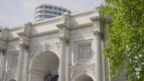 Tracking-Shot-of-Marble-Arch-In-London-02