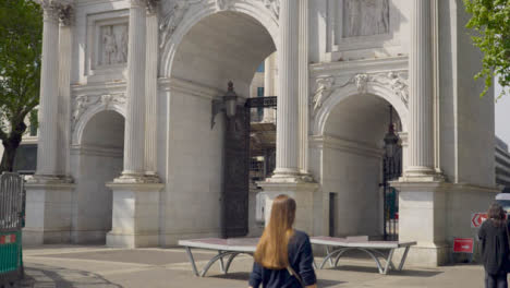 Tracking-Shot-of-Marble-Arch-In-London-03