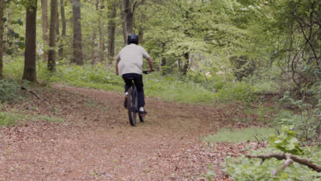 Hombre-En-Bicicleta-De-Montaña-En-Bicicleta-Por-Senderos-A-Través-Del-Campo-Y-El-Bosque