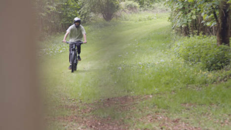 Hombre-En-Bicicleta-De-Montaña-En-Bicicleta-Por-Senderos-A-Través-Del-Campo-Y-El-Bosque