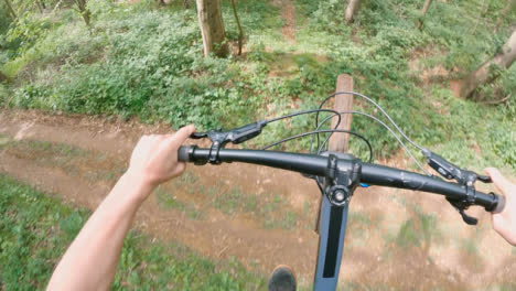 Toma-Pov-De-Un-Hombre-En-Bicicleta-De-Montaña-Haciendo-Saltos-En-El-Aire-En-Un-Sendero-A-Través-Del-Bosque-2