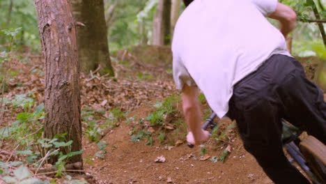 Nahaufnahme-Einer-Zeitlupe-Eines-Mannes-Auf-Einem-Mountainbike,-Der-Auf-Einem-Waldweg-Radelt