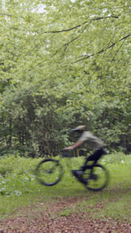 Vertikales-Video-Eines-Mannes-Auf-Dem-Mountainbike,-Der-Auf-Einem-Feldweg-Durch-Den-Wald-Radelt-7