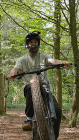 Drohne-Vertikales-Video-Tracking-Mann-Auf-Dem-Mountainbike,-Der-Auf-Dem-Weg-Durch-Den-Wald-Radelt-2