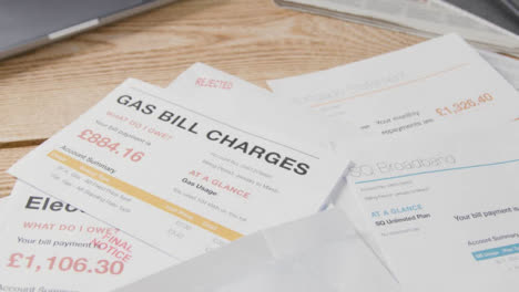 Close-Up-Of-Overdue-UK-Utility-And-Service-Bills-On-Table