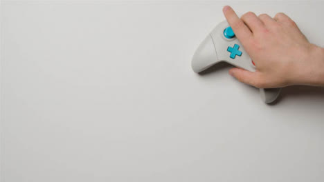 Foto-De-Estudio-Superior-De-La-Mano-Alcanzando-Para-Recoger-El-Controlador-De-Videojuegos-4