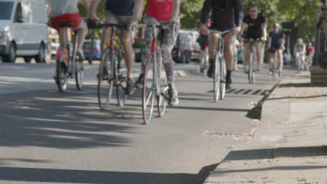 Nahaufnahme-Von-Radfahrern-Auf-Dem-Radweg,-Die-In-Der-Belebten-Londoner-Straße-Zur-Arbeit-Pendeln