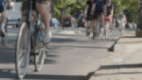 Ciclistas-De-Tiro-Desenfocado-En-Carril-Bici-Que-Van-Al-Trabajo-En-London-Street
