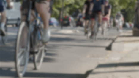 Defokussierter-Schuss-Radfahrer-Auf-Dem-Radweg,-Der-Zur-Arbeit-In-Der-Londoner-Straße-Pendelt