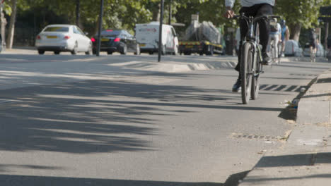 Nahaufnahme-Von-Radfahrern-Auf-Dem-Radweg,-Die-In-Der-Belebten-Straße-1-Von-London-Zur-Arbeit-Pendeln