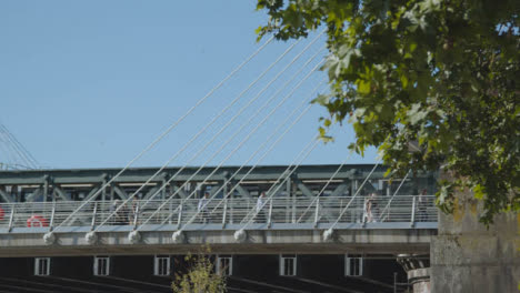 Pendler-überqueren-Die-Hungerford-Charing-Cross-Bridge-In-London