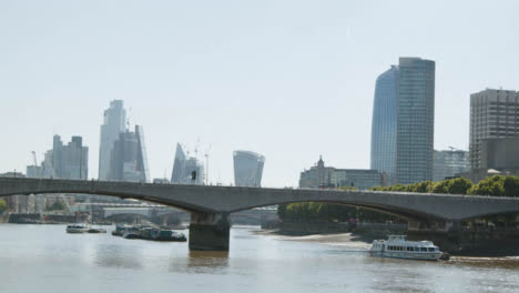 Puente-De-Waterloo-Con-Tráfico-De-Cercanías-Y-Horizonte-De-La-Ciudad-De-Londres-En-El-Fondo-2