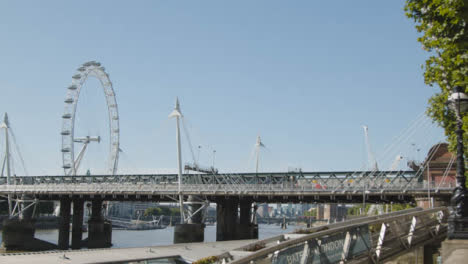 Pendler-überqueren-Die-Hungerford-Charing-Cross-Bridge-In-London-Mit-Dem-London-Eye