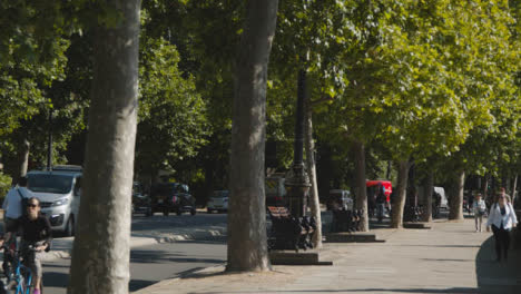 Pedestrians-With-Cyclists-And-Road-Traffic-Commuting-To-Work-On-The-Embankment