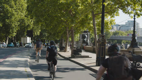 Fußgänger-Mit-Radfahrern-Und-Straßenverkehr-Pendelnd-Zur-Arbeit-Auf-Der-Böschung-1