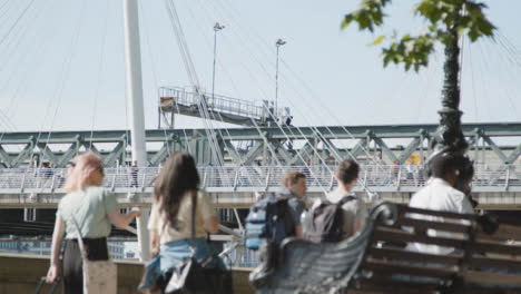 Viajeros-Que-Cruzan-El-Puente-De-Charing-Cross-De-Hainford-En-Londres-Caminando-Sobre-El-Terraplén