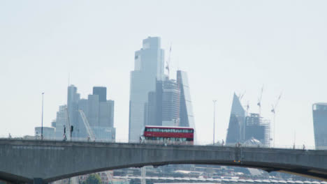 Puente-De-Waterloo-Con-Tráfico-De-Cercanías-Y-Horizonte-De-La-Ciudad-De-Londres-En-El-Fondo-3