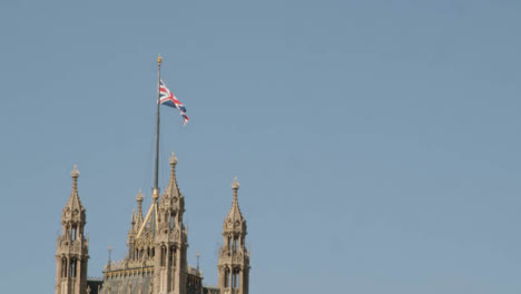 Houses-Of-Parliament-Westminster-Bridge-London-UK-Mit-Union-Jack-Flagge