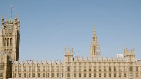 Houses-Of-Parliament-Gesehen-Von-Der-Westminster-Bridge-Mit-Union-Jack-Flag-London-Uk
