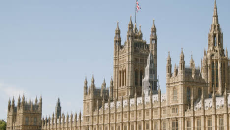 Houses-Of-ParliamentWestminster-Bridge-Mit-Union-Jack-Flag-London-UK-1