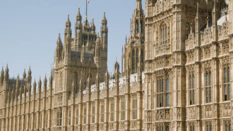 Houses-Of-Parliament-Westminster-Bridge-Mit-Union-Jack-Flag-London-UK-2