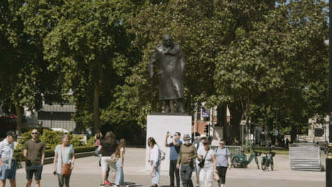 Statue-Von-Winston-Churchill-Auf-Dem-Parliament-Square-In-London,-Großbritannien