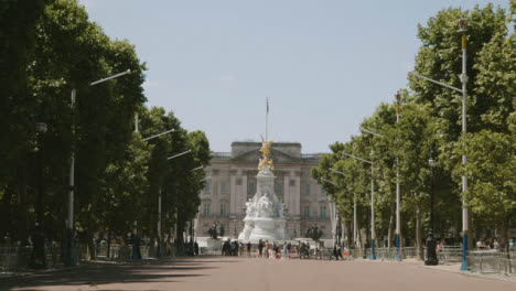 Ver-El-Centro-Comercial-Mirando-El-Palacio-De-Buckingham-Y-El-Victoria-Memorial,-Londres,-Gran-Bretaña.