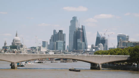 London-Bridge-Mit-Pendlerverkehr-Und-Londoner-Skyline-Im-Hintergrund-Uk