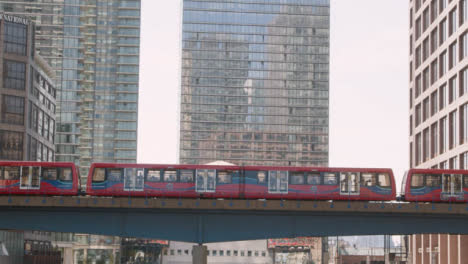 Oficinas-Modernas-Y-Tren-Dlr-En-Los-Docklands-De-Londres,-Reino-Unido-1