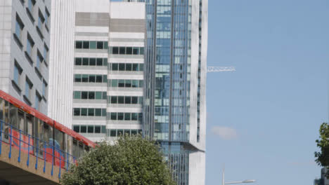 Modernas-Oficinas-De-Gran-Altura-Con-Grúa-De-Construcción-En-Los-Docklands-De-Londres,-Reino-Unido